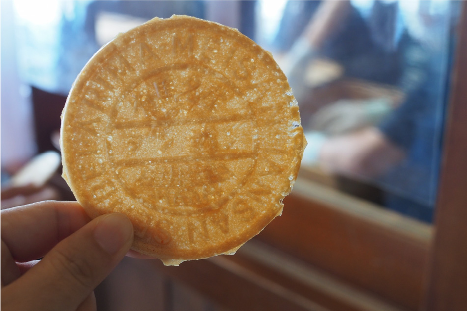 Carbonated rice crackers